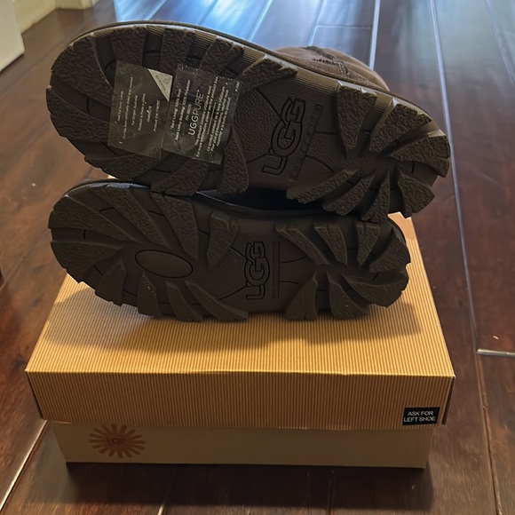 Ugg women essential short women’s size 6 color chocolate, comes with box - Picture 4 of 4